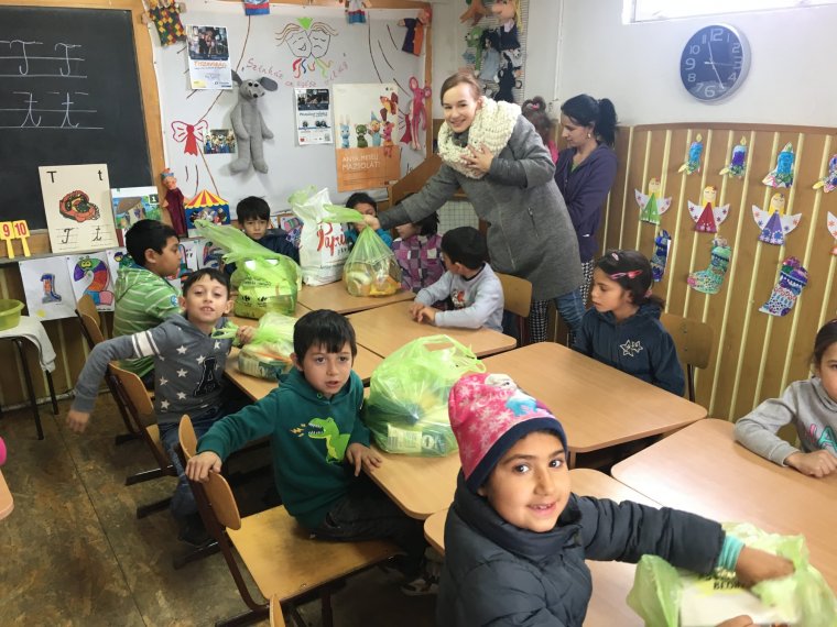 Egyetemisták gyűjtenek a marosvásárhelyi Hidegvölgy roma diákjainak