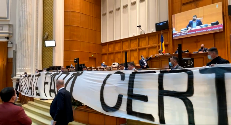 Parlamenti obstrukció: mindent elkövet az AUR a Covid-igazolványról szóló törvény elfogadása ellen