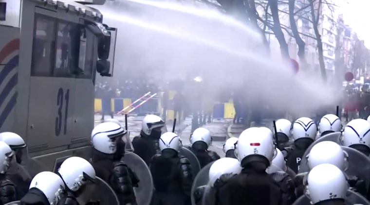 Vízágyút is bevetettek a járványügyi intézkedések ellen tüntetőkkel szemben Brüsszelben