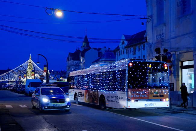Sértette a váradi sofőrök szemét a karácsonyra kidíszített busz