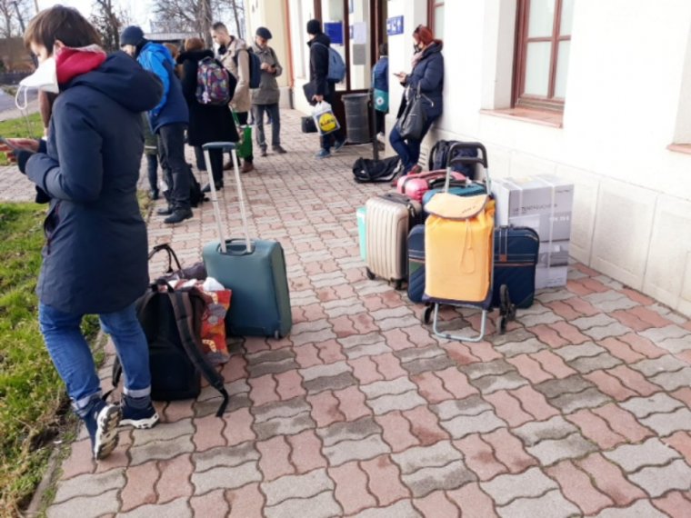 Több órás késéseket okoz a vasúti közlekedésben a CFR mozdonyszerelőinek spontán munkabeszüntetése