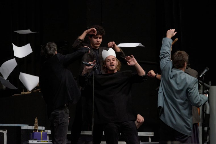 Világunk széttöredezik, akár a Hamleté – A fiatalokat is színházba „csalogathatja” az örök érvényű Shakespeare-dráma