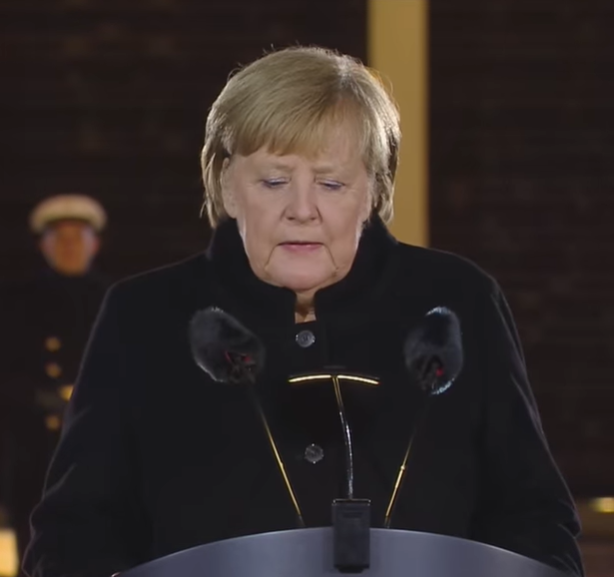 Zenés katonai parádéval búcsúztatta Angela Merkelt a német hadsereg (VIDEÓ)