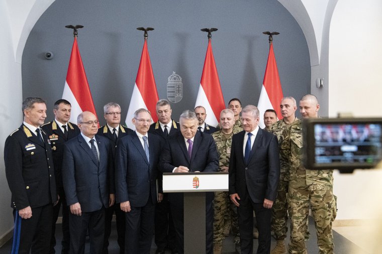Magyarországon tízszázalékos béremelésre számíthatnak a rendőrök, a katonák és a pedagógusok