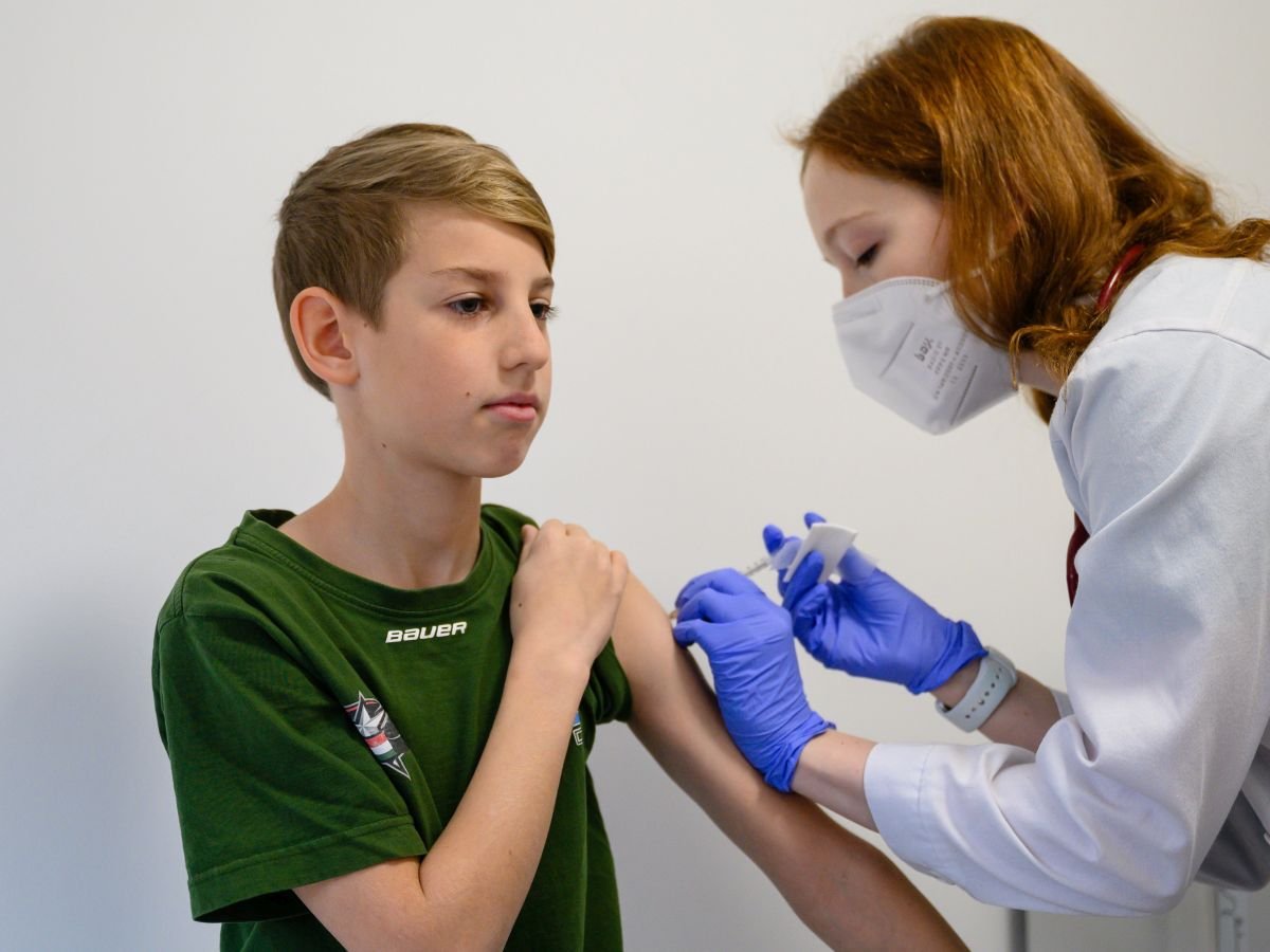 A gyerekek a német-amerikai fejlesztésű Pfizer-BioNTech koronavírus elleni oltóanyag, a Comirnaty-vakcina gyerekek oltására alkalmas változatát kapják •  Fotó: MTI/Vasvári Tamás
