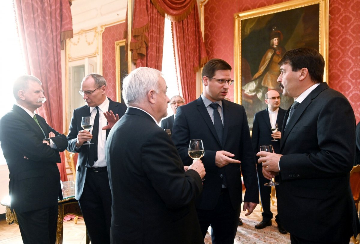 Áder János köztársasági elnök Gulyás Gergely miniszterrel és Kató Béla erdélyi református püspökkel beszélget •  Fotó: MTI/Bruzák Noémi