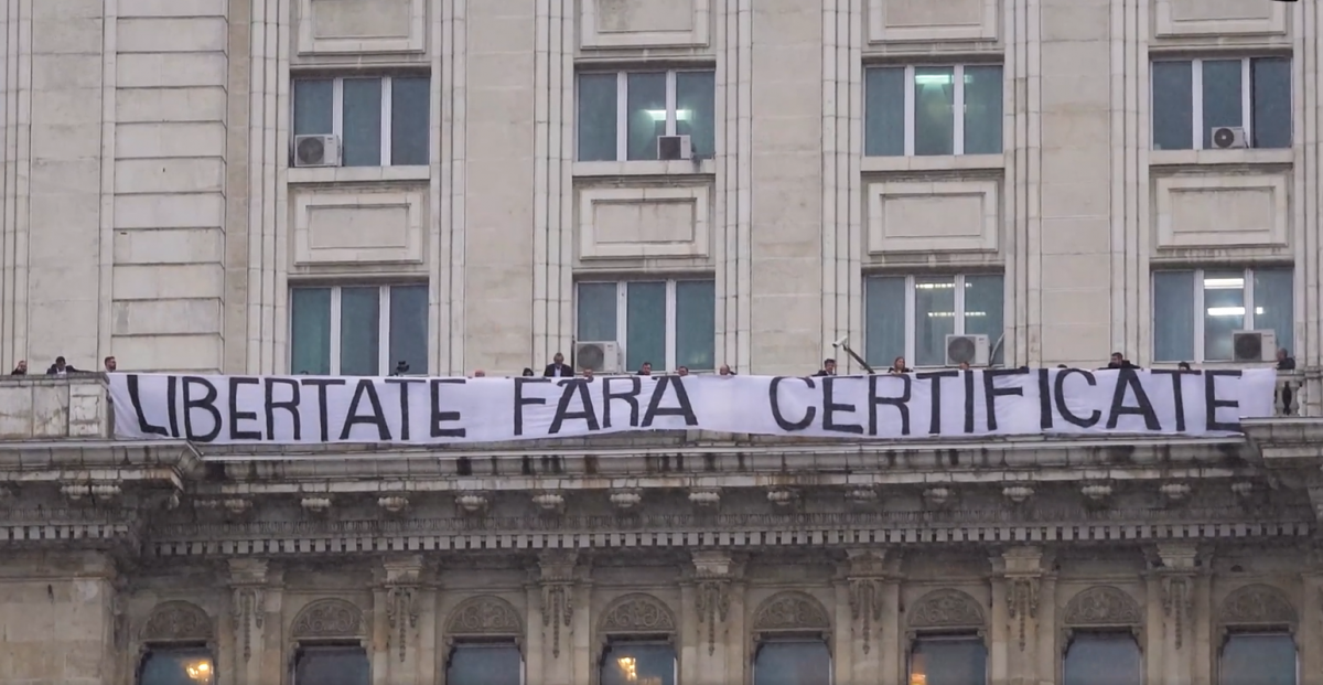 ...és a parlament épületén is kifüggesztették molinójukat &bullet;  Fotó: AUR/Facebook