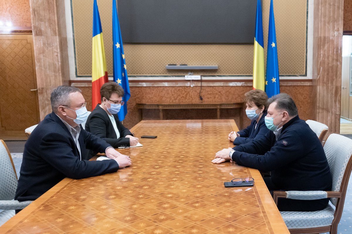 Nicolae Ciucă miniszterelnök (balra) Alexandru Rafila egészségügyi miniszterrel egyeztetett a járványügyi fejleményekről •  Fotó: Gov.ro