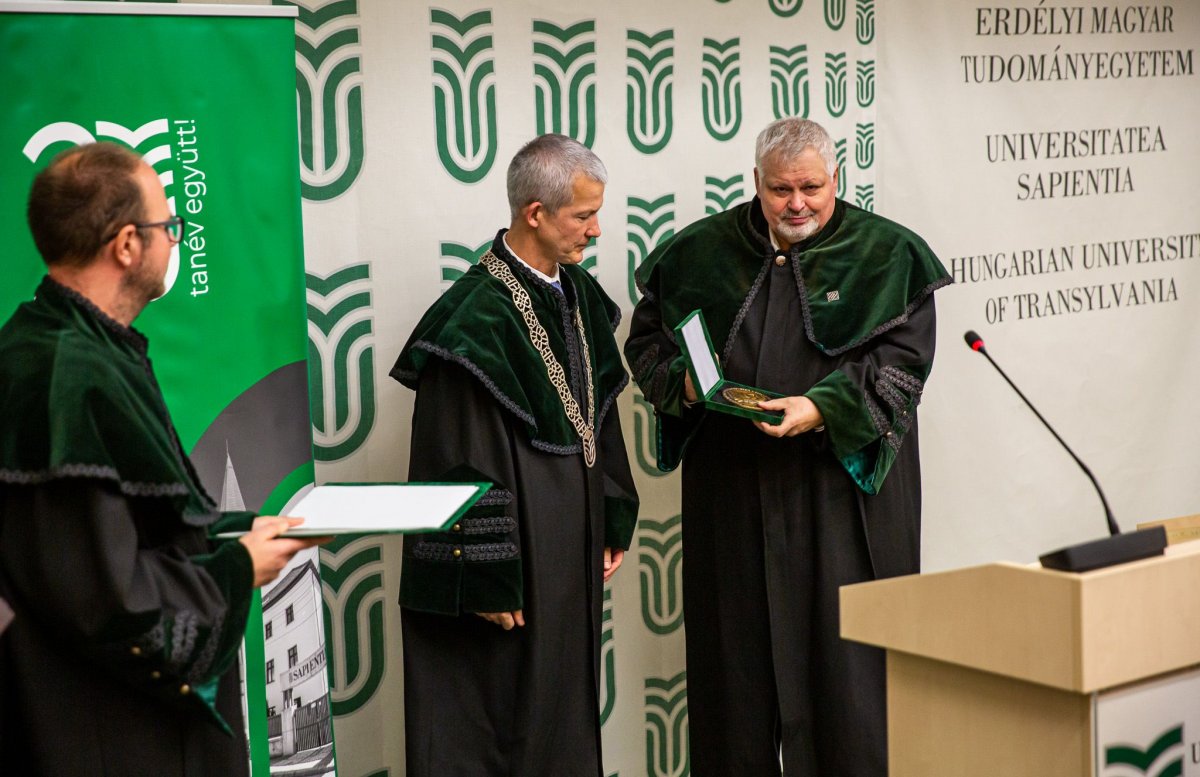 Dávid László (jobbra) is átvette a Bocskai-díjat •  Fotó: Sapientia
