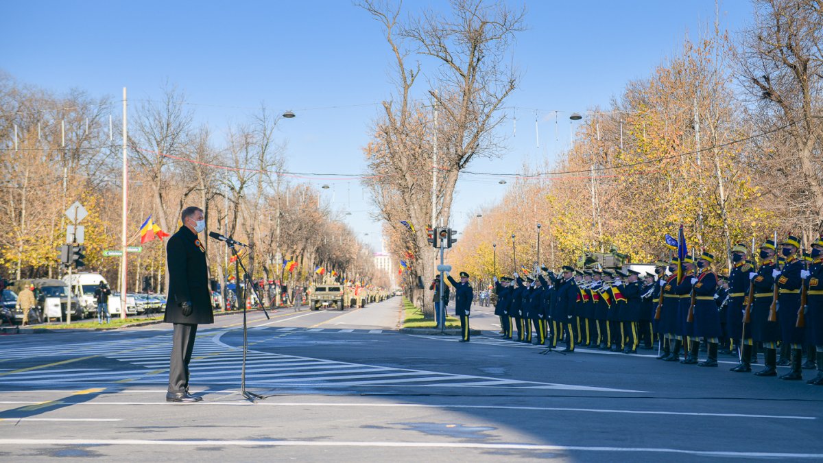 Klaus Iohannis államfő a katonai szemlén •  Fotó: Presidency.ro