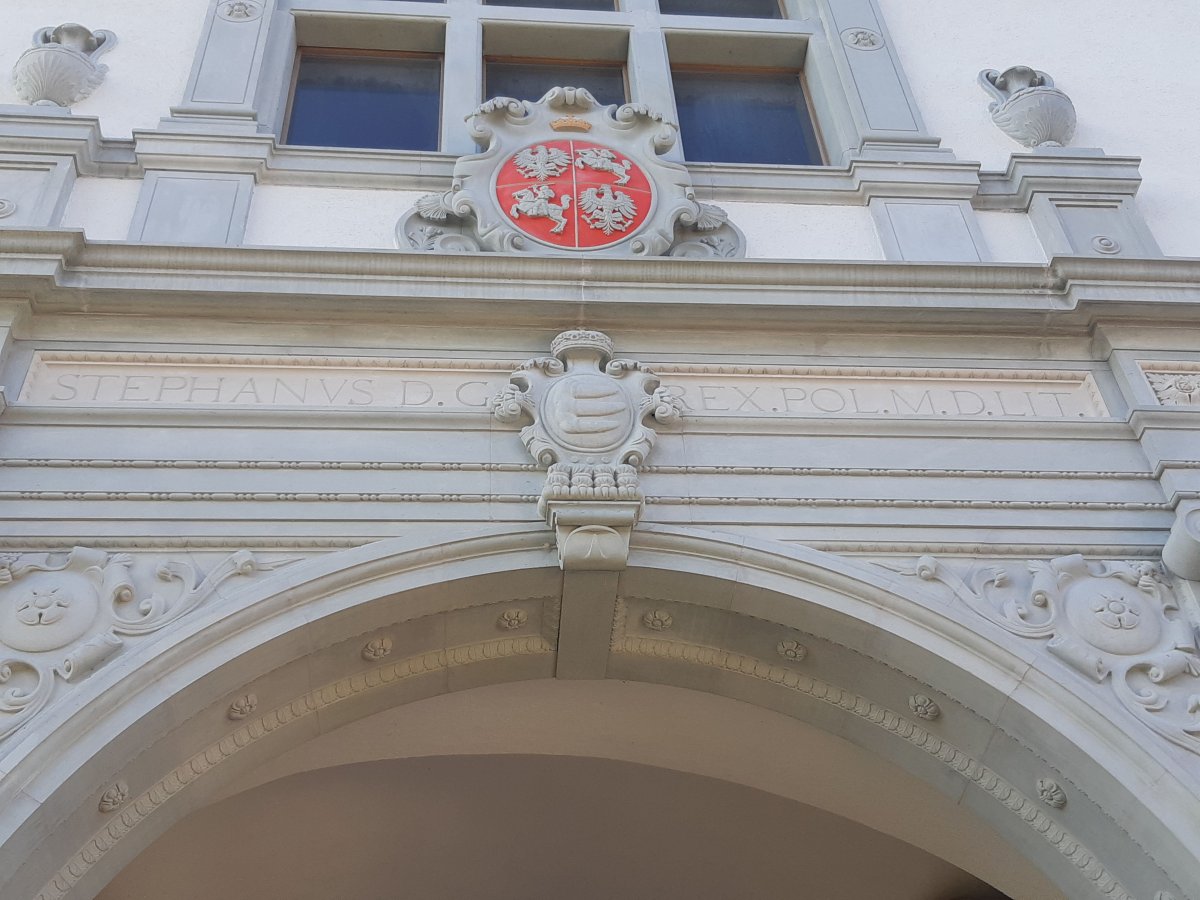 A 11. században épült grodnói kastély bejárati kapuja felett a Báthory-család sárkányfogas címerével „kettéválasztott” felirat ékeskedik jól olvashatóan: STEPHANUS D.G. REX. POL. M.D. LIT. •  Fotó: Ábrám Zoltán