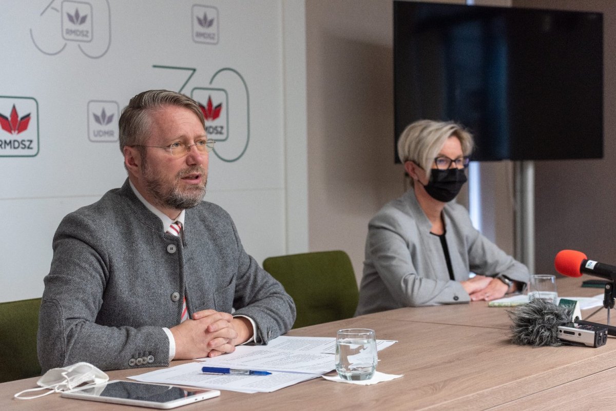 Hegedüs Csilla államtitkár és Szabó Ödön képviselő a csütörtöki kolozsvári sajtótájékoztatón •  Fotó: Facebook/RMDSZ