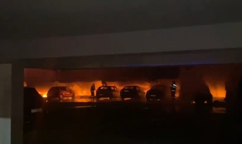 A tűz átterjedt a mélygarázsban parkoló gépkocsikra is •  Fotó: ISU Constanta