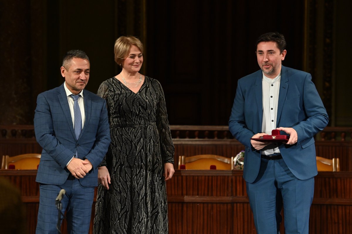 Fazakas Szabolcs (jobbra), miután átvette a Magyarság Háza-díjat Potápi Árpád János államtitkártól és Csibi Krisztina igazgatótól &bullet;  Fotó: MTI/Máthé Zoltán