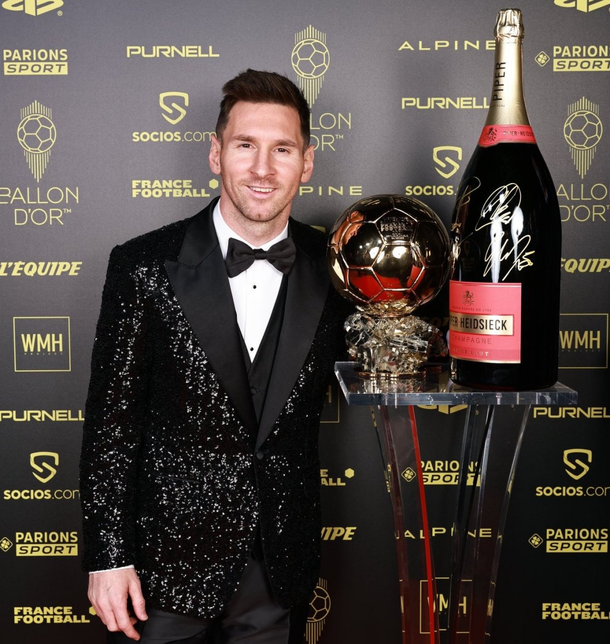 Messi az Aranylabdával és a vele járó óriáspezsgővel •  Fotó: France Football/Facebook