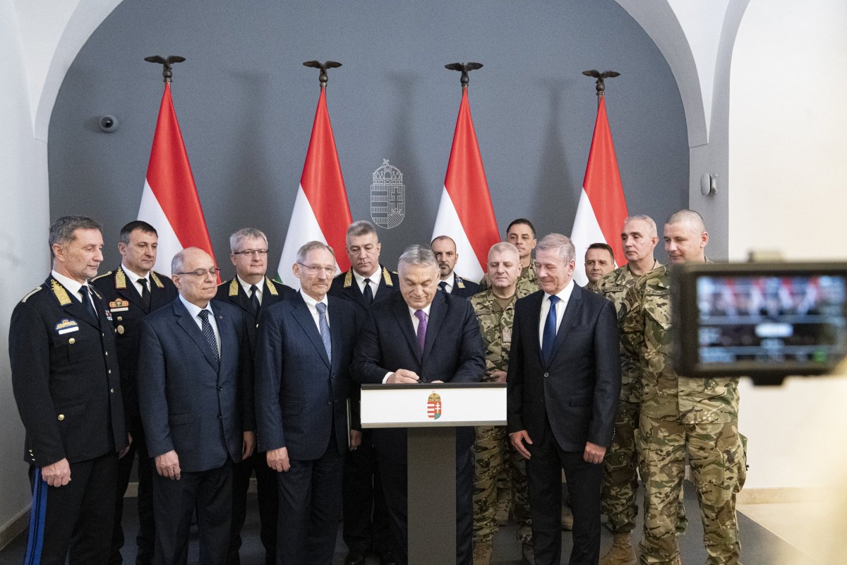 Orbán Viktor magyar miniszterelnök a rendőri és katonai vezetőkkel •  Fotó: MTI