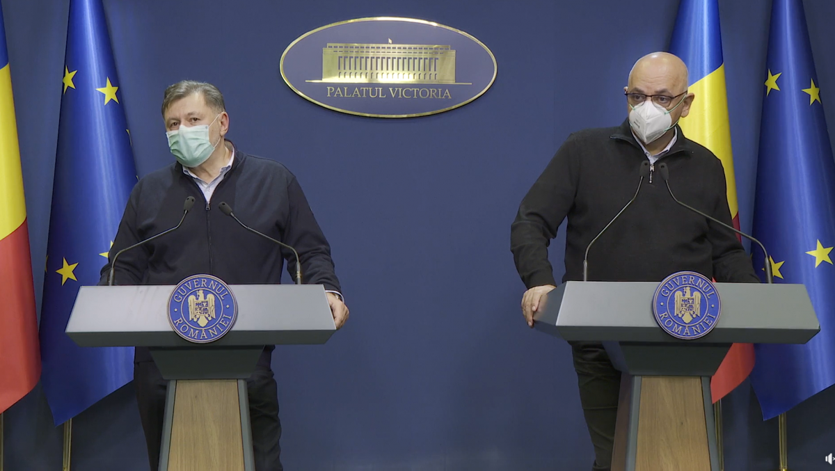 Alexandru Rafila miniszter és Raed Arafat államtitkár sajtótájékoztatón jelentette be a korlátozásokat •  Fotó: Videófelvétel