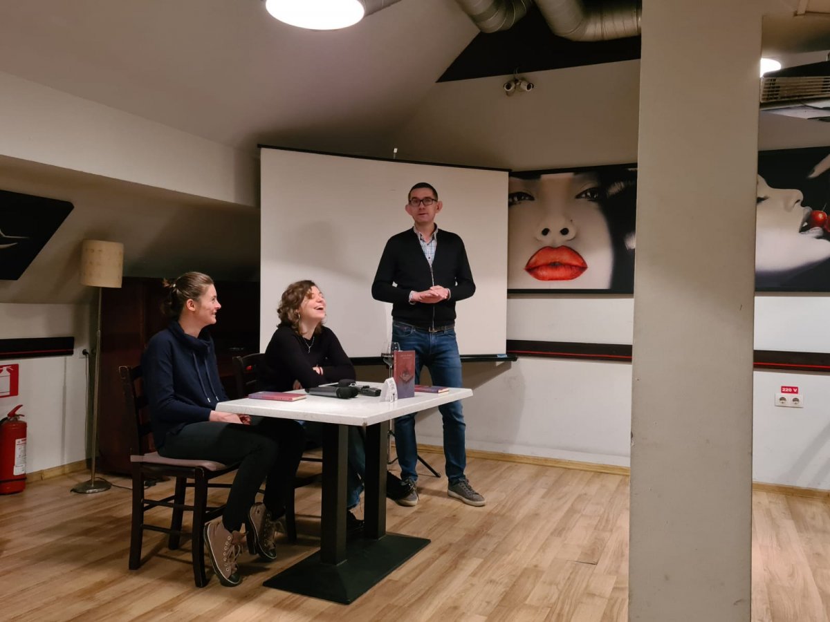 Márton Evelin, Mărcuțiu-Rácz Dóra és Karácsonyi Zsolt a Solea Minor című kötet bemutatóján •  Fotó: Simó Helga