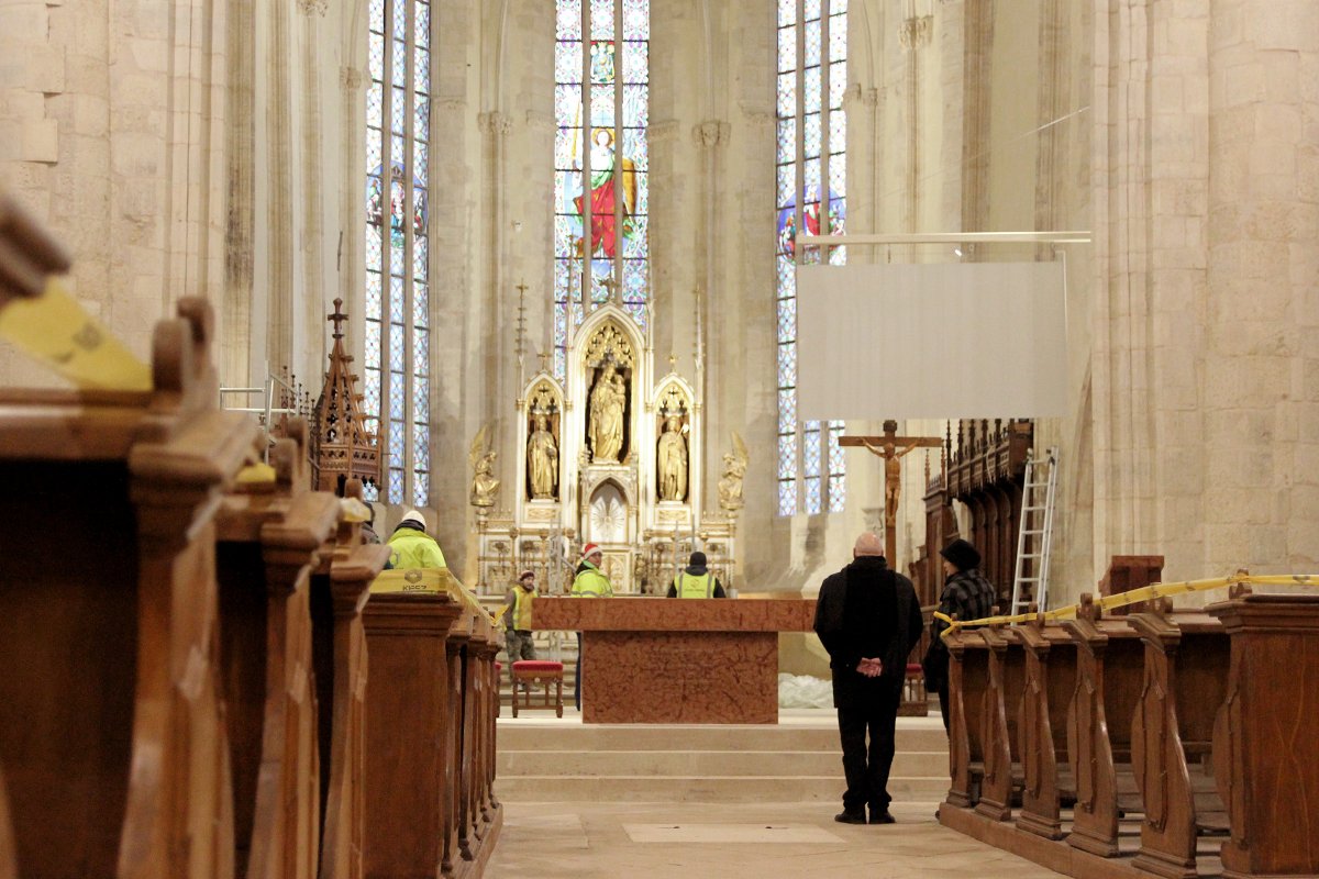 László Attila főesperes személyesen felügyeli a karácsonyra való készülődést a kolozsvári templomban •  Fotó: Jakab Mónika