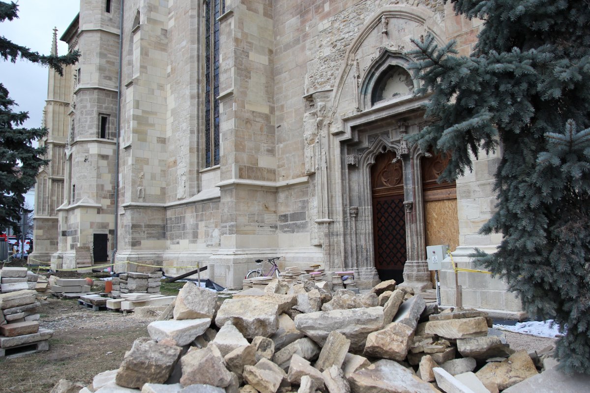 A felújítás során a főtéri templomban régészeti feltárás is zajlott •  Fotó: Jakab Mónika