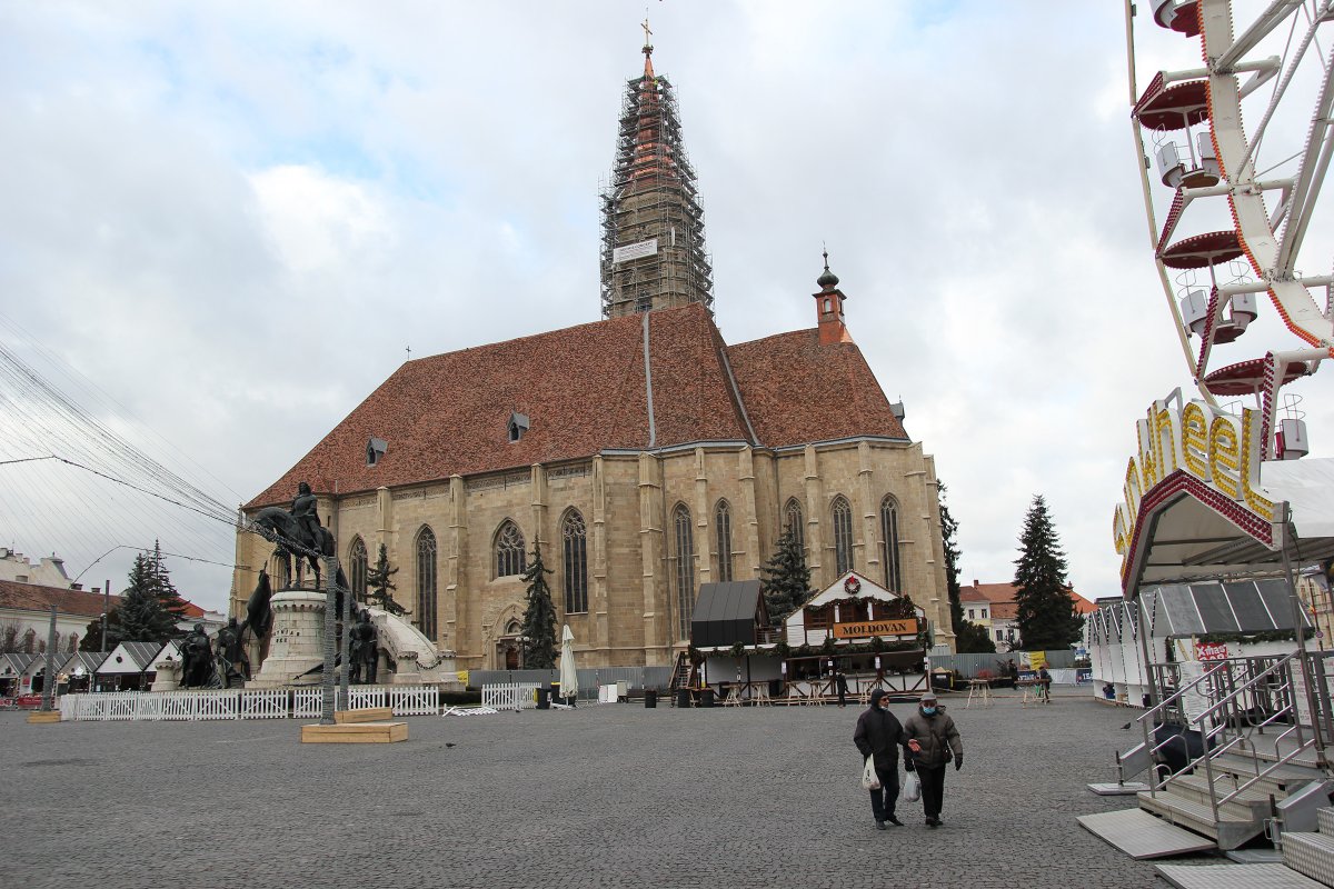 Kolozsvár jelképe a felállványozott toronnyal és a Mátyás-szoborcsoporttal •  Fotó: Jakab Mónika