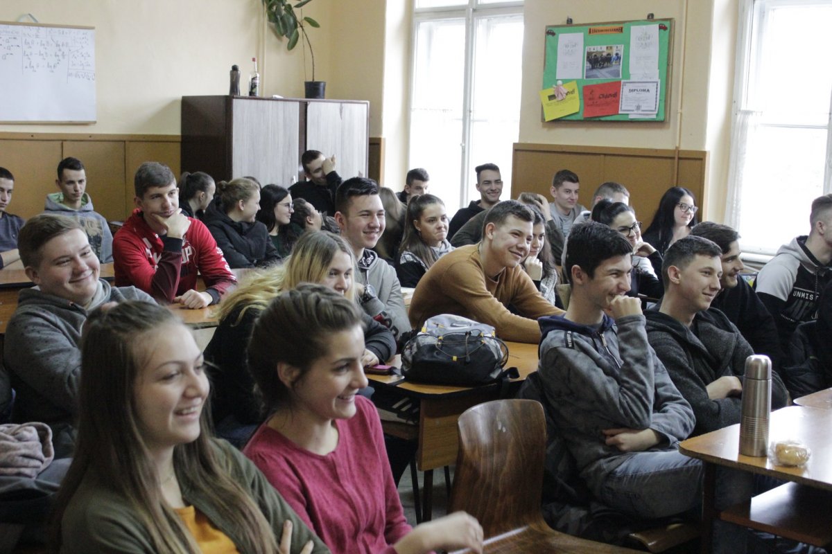Színészi kihívás megküzdeni a diákok figyelméért •  Fotó: Facebook/Váróterem Projekt