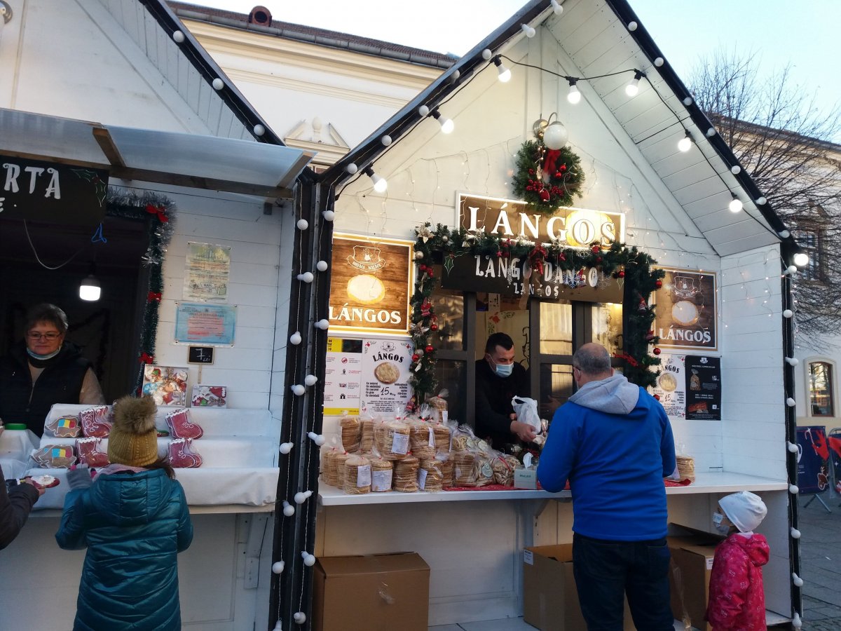 Lángos. A kevés magyar feliratok egyike a kolozsvári rendezvényen •  Fotó: Pap Melinda