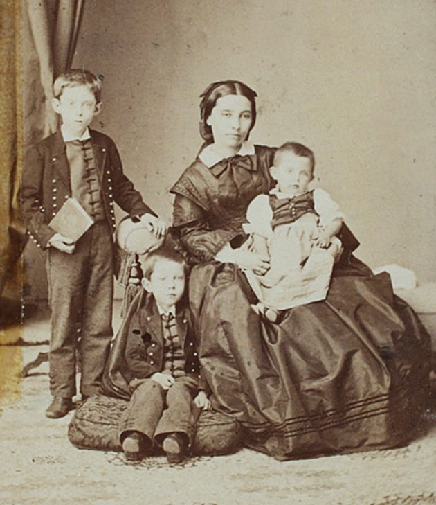 Szendrey Júlia gyermekeivel 1860 körül •  Fotó: OSZK Kézirattár