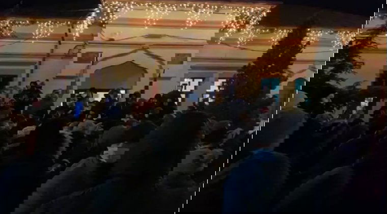 Meghalt egy buszsofőr, akire kövekkel támadtak a roma közösség tagjai; tiltakoznak a helyi lakosok