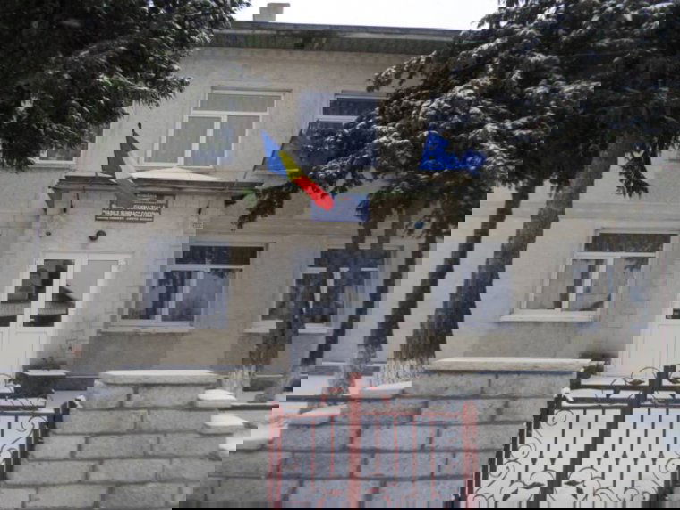 Diáklányok szexuális bántalmazásának gyanújával letartóztattak egy tanárt és egy tanárnőt Suceava megyében