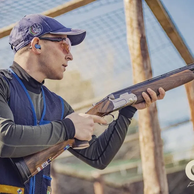 Véletlenül hasba lőtte magát a junior világklasszis olasz sportlövő