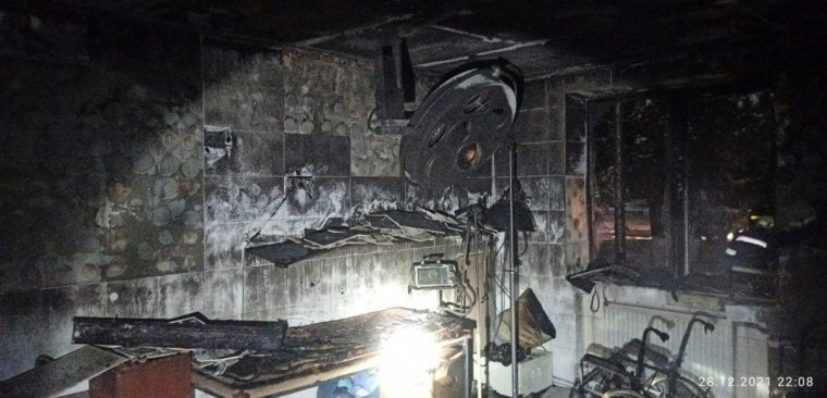Többen meghaltak, amikor gyertyagyújtás miatt tűz ütött ki egy kórház intenzív osztályán Ukrajnában