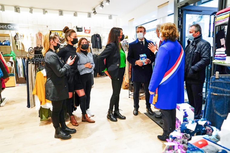 Össztűz zúdul az oltatlanokat ostorozó és „bosszantó” Emmanuel Macronra