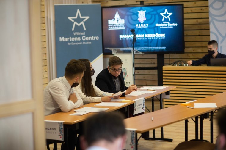 Logikusan érvelni, meggyőzni egy perpatvarban: a kulturált vitázás szabályait ismerteti meg a fiatalokkal a Miért