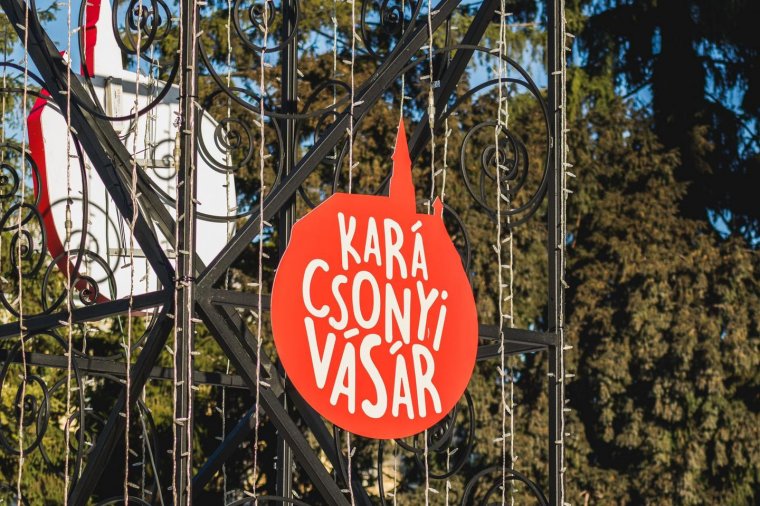 Karácsonyi csoda? Mégis kikerült a magyar felirat a kolozsvári főtéri vásár bejáratához