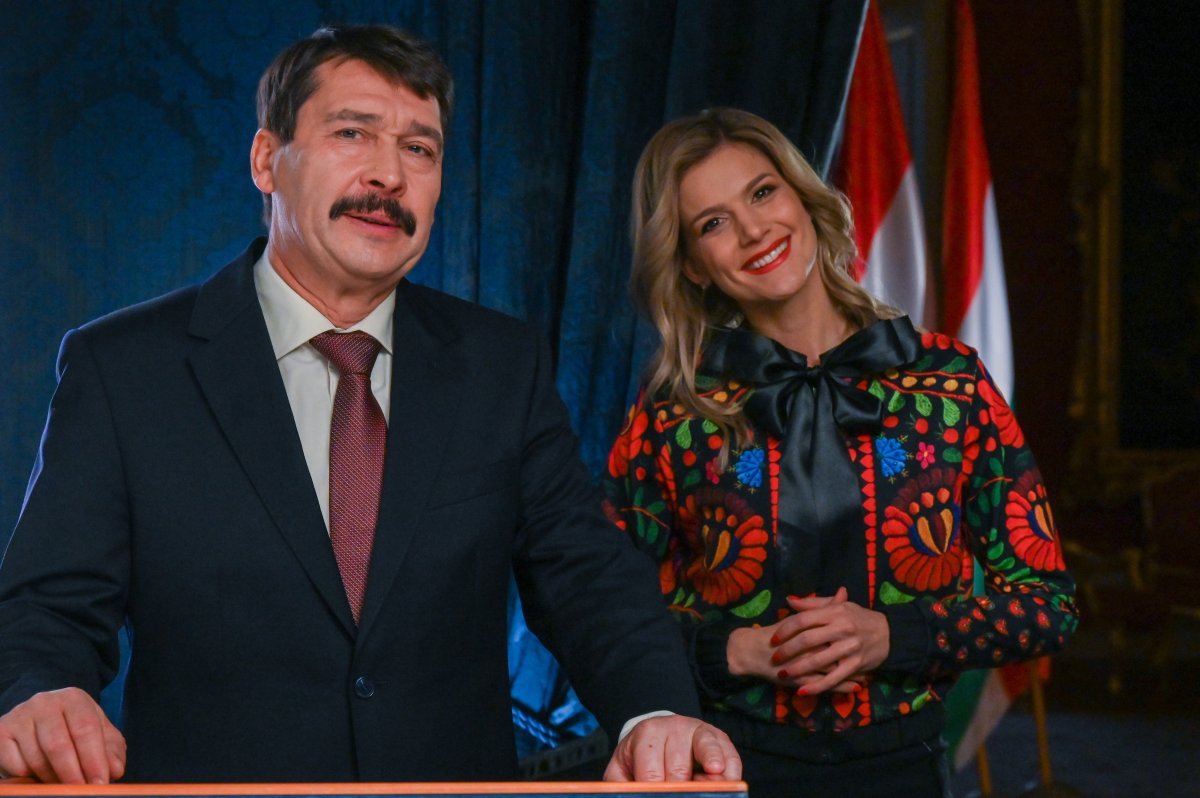 Áder János köztársasági elnök és Weisz Fanni jeltolmács, siket esélyegyenlőségi aktivista az államfő újévi köszöntőjének televíziós felvételén a Sándor-palotában •  Fotó: MTI/Illyés Tibor