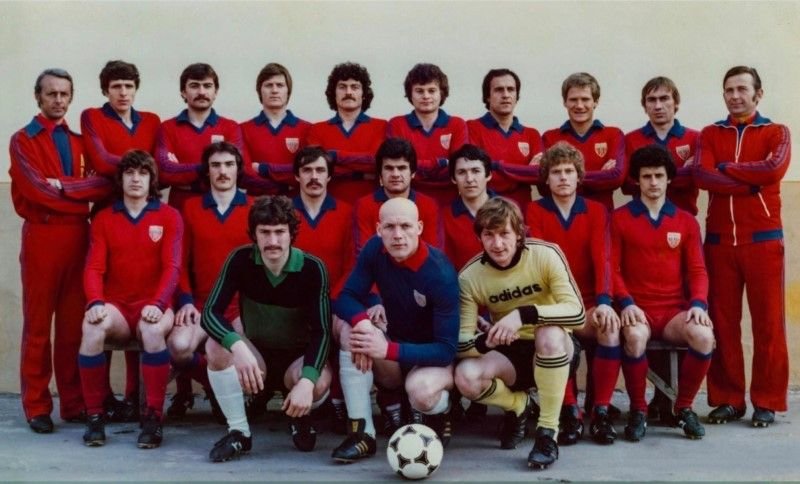 Czakó János edző (álló sor, balról az első) a Marosvásárhelyi ASA csapatával 1982-ben •  Fotó: Facebook/Retro Tikitaka