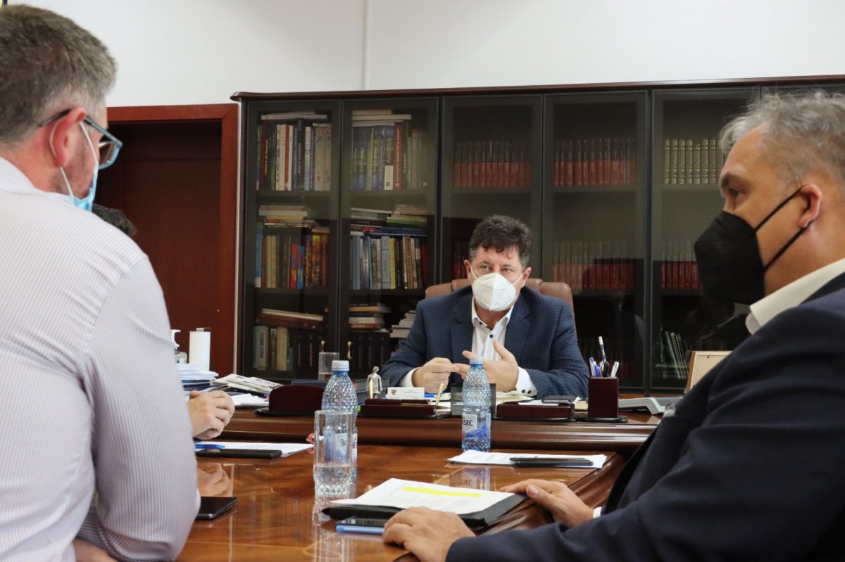Iustin Cionca Arad megyei tanácselnök (középen) Békés megyei kollégájával, Zalai Mihállyal (jobbra) egyeztet •  Fotó: Arad Megye Tanácsa