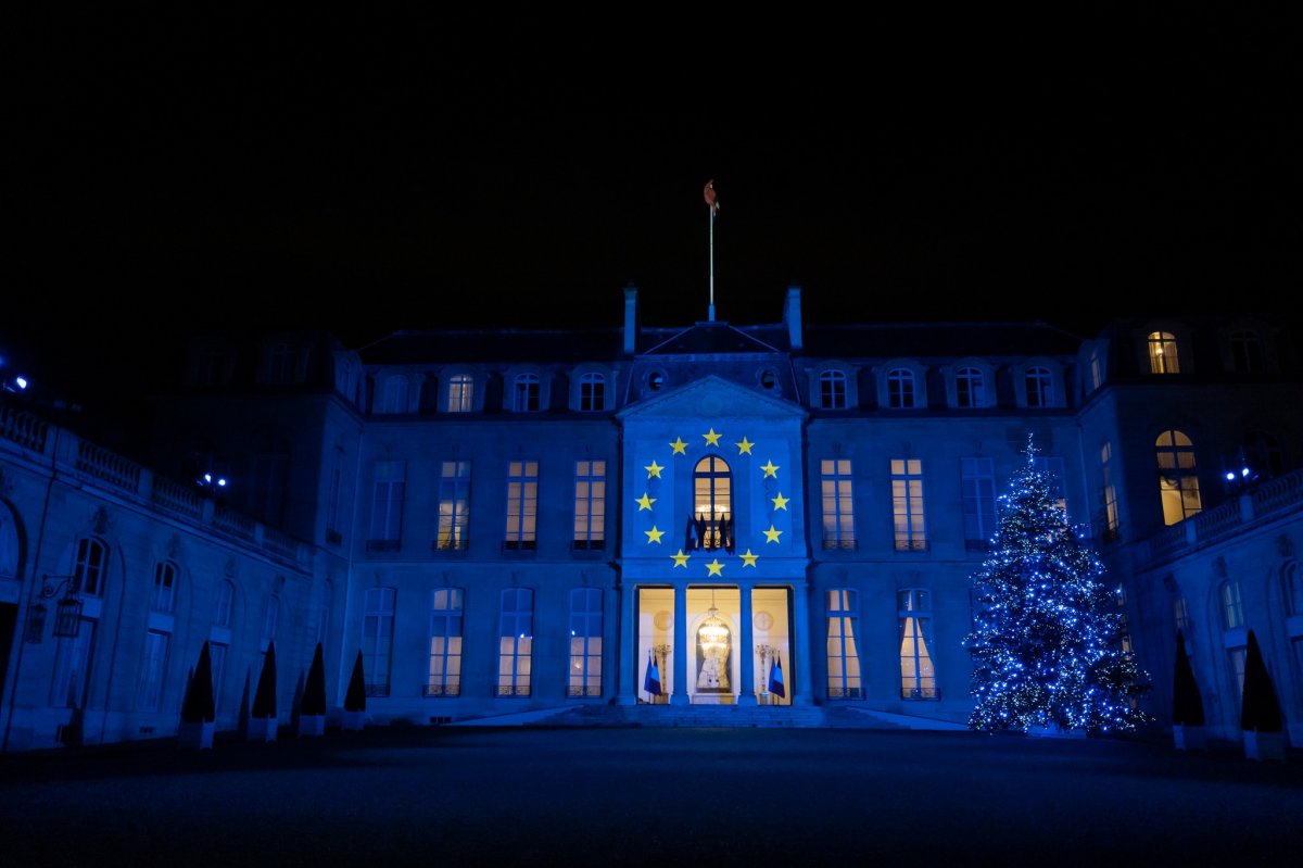 Az Unió színeiben pompázik a francia elnöki hivatalnak otthont adó Élysée-palota Párizsban •  Fotó: Francia elnöki hivatal
