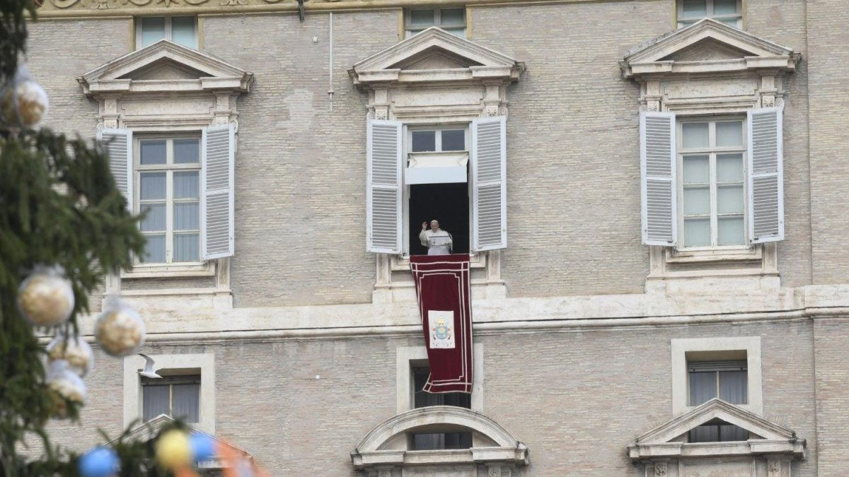 A Szentatya az év első Úrangyala-imádság közben (Angelus) a Szent Péter térre néző ablakban •  Fotó: VaticanNews