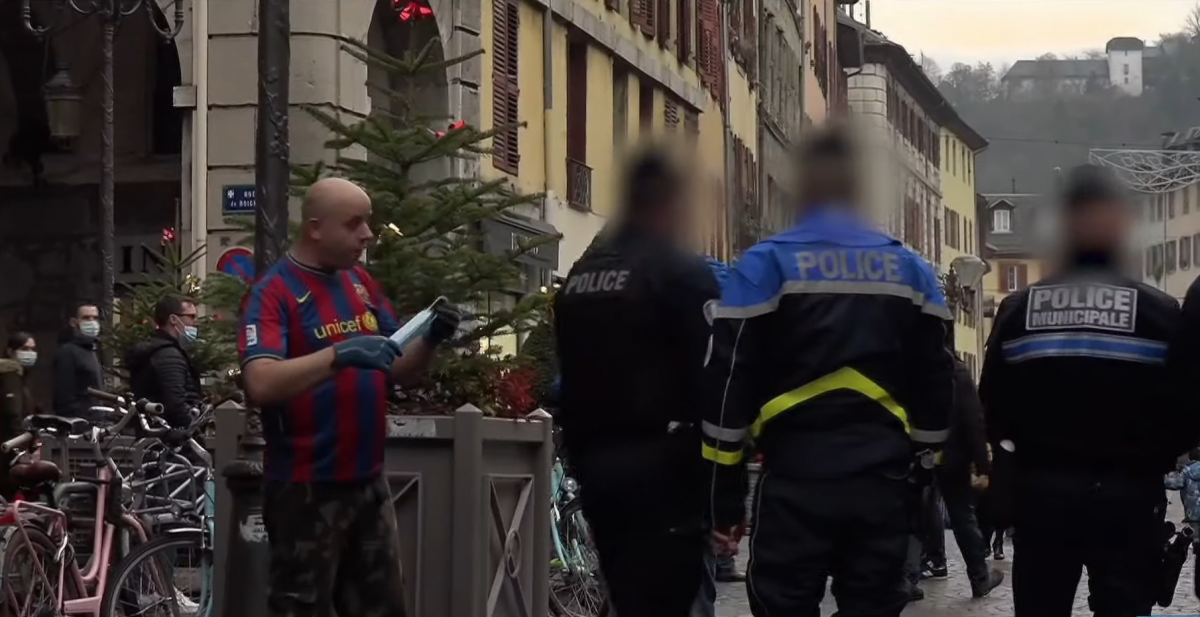 Hétfőtől kezdve a maszkviselés a nyilvános helyeken 6 éves kortól kötelező Franciaországban •  Fotó: Videófelvétel