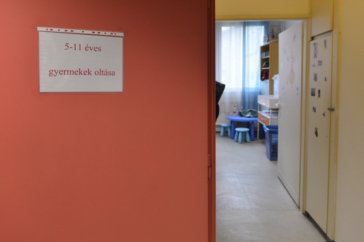 Nincs tumultus a gyerekeknek fenntartott oltóközpontokban •  Fotó: MTI/Kovács Attila
