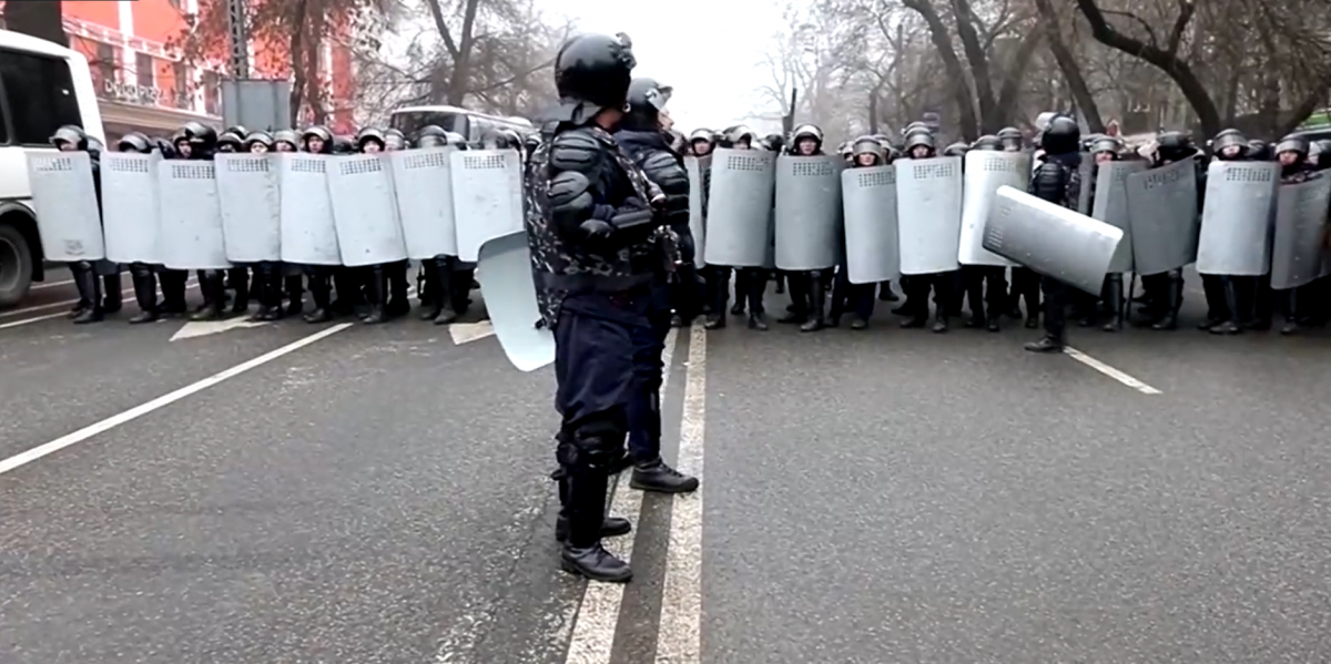 Rendőrsorfal Kazahsztánban. Külföldi erőkre is szükség volt a zavargások megfékezéséhez •  Fotó: Videófelvétel