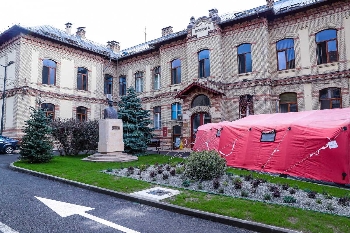 Készültség. A kolozsvári Mikó (Clinicilor) utcai kórházban az ötödik hullámban nappali ellátóközpont is várja a koronavírusos fertőzötteket •  Fotó: Facebook/Spitalul Clinic Județean de Urgență Cluj-Napoca