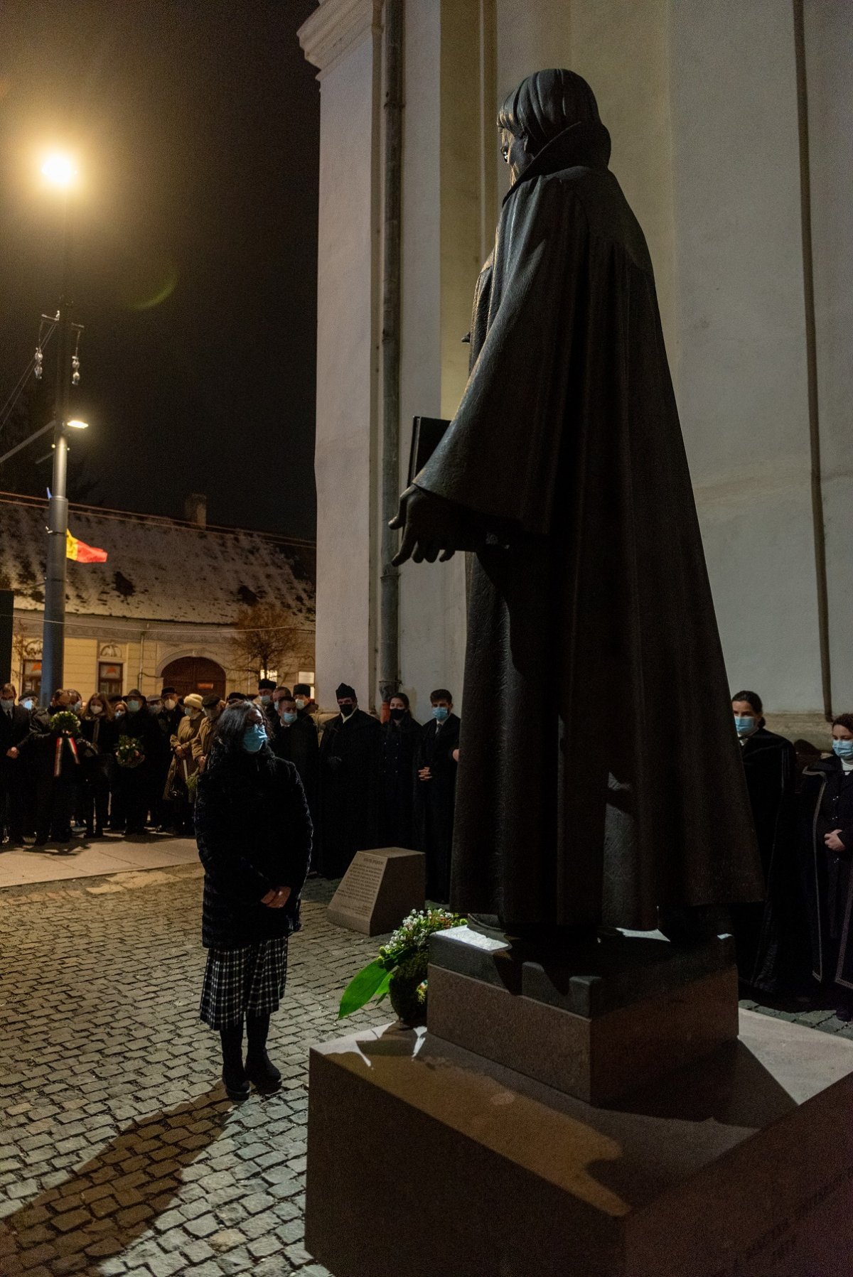 Csütörtök este megkoszorúzták Dávid Ferenc szobrát Kolozsváron •  Fotó: Kiss Gábor
