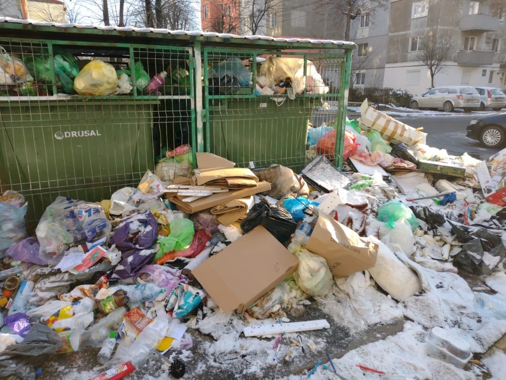 Nagybányán halmokban áll a szemét •  Fotó: Dan Ivan/Facebook
