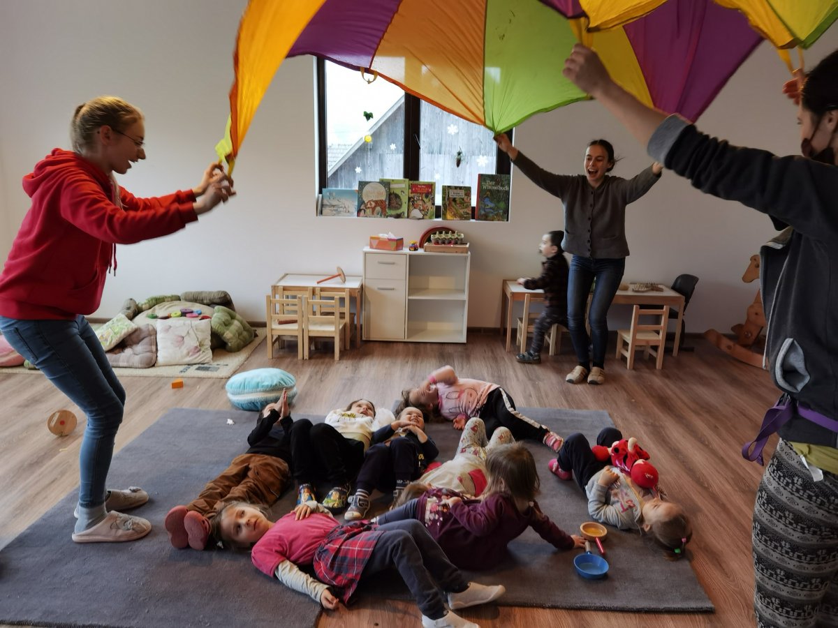 A téli hónapokban a kis házikóban tartják a tematikus tevékenységet •  Fotó: Facebook/PeterPan Forest Kids