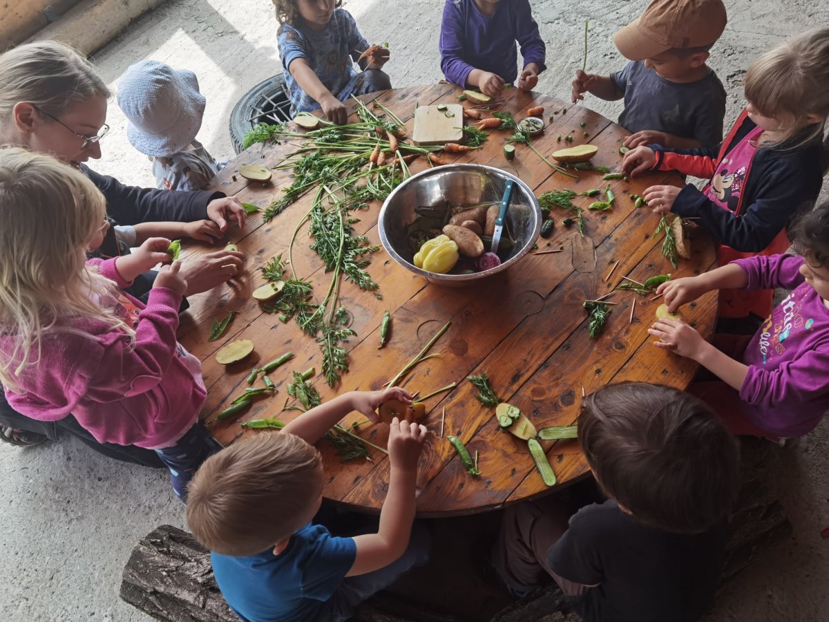 Ízek, illatok, állagok - az oviban élményszerű oktatási módszert követnek •  Fotó: Facebook/PeterPan Forest Kids