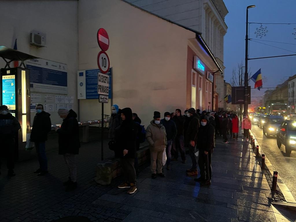 Aki korán kel... Volt, aki már hajnalban beállt a sorba •  Fotó: Cluj.24