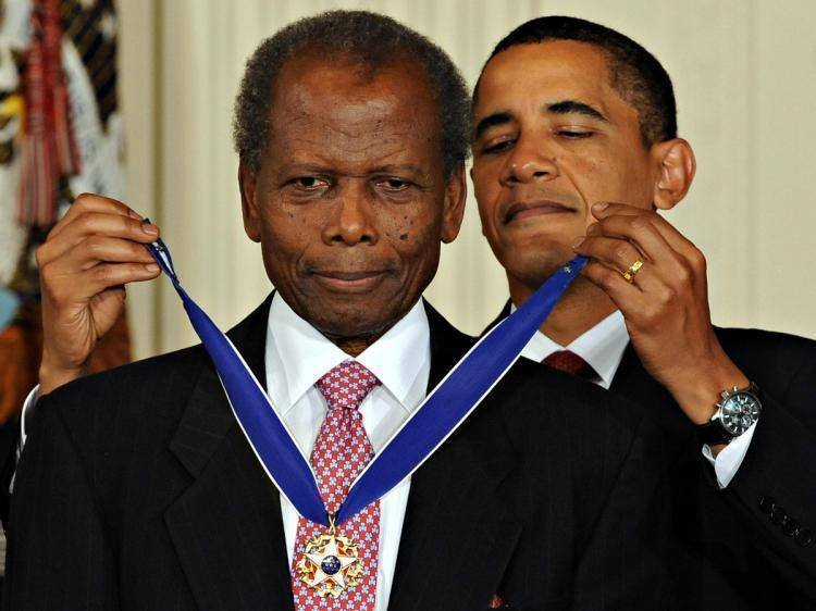 Barack Obama amerikai elnök 2009-ben kitüntette a színművészt •  Fotó: Sidney Poitier/Facebook